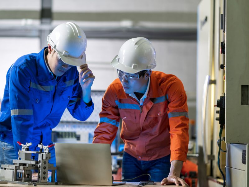 male-asian-engineer-professional-having-discussion-standing-concult-cnc-machine-factory-two-asian-coworker-brainstorm-explaining-solves-process-cnc-operate-machine male-asian-engineer-professional-having-discussion-standing-concult-cnc-machine-factory-two-asian-coworker-brainstorm-explaining-solves-process-cnc-operate-machine